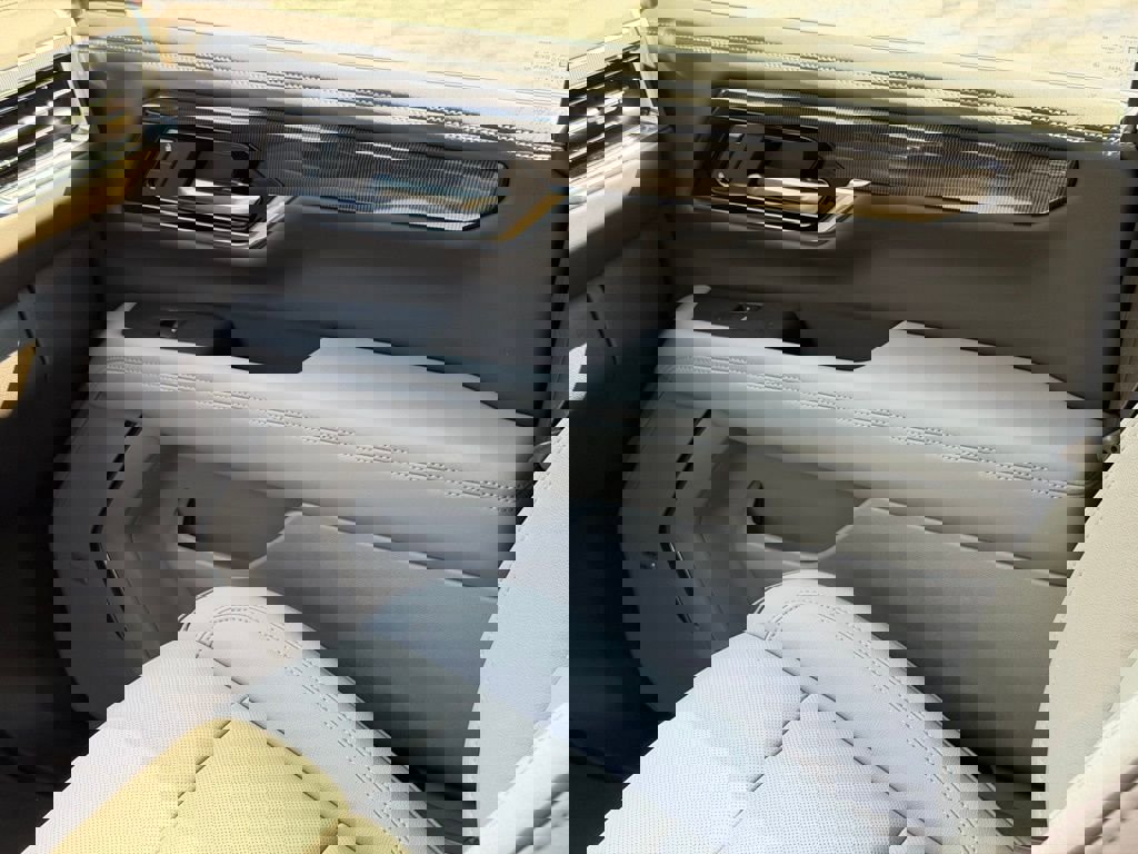 Used 2025 GMC Yukon Elevation w/ Elevation Premium Package image 33