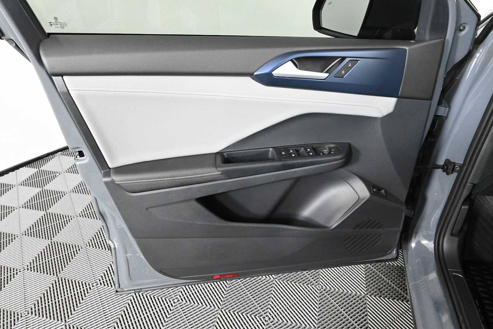 Certified 2024 Volkswagen Taos SE FWD image 16