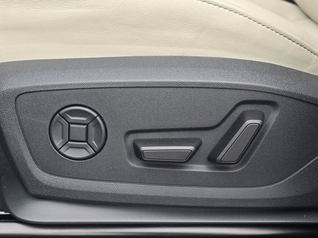 Used 2025 Audi Q6 e-tron Premium Plus w/ Premium Plus AWD/4WD image 38