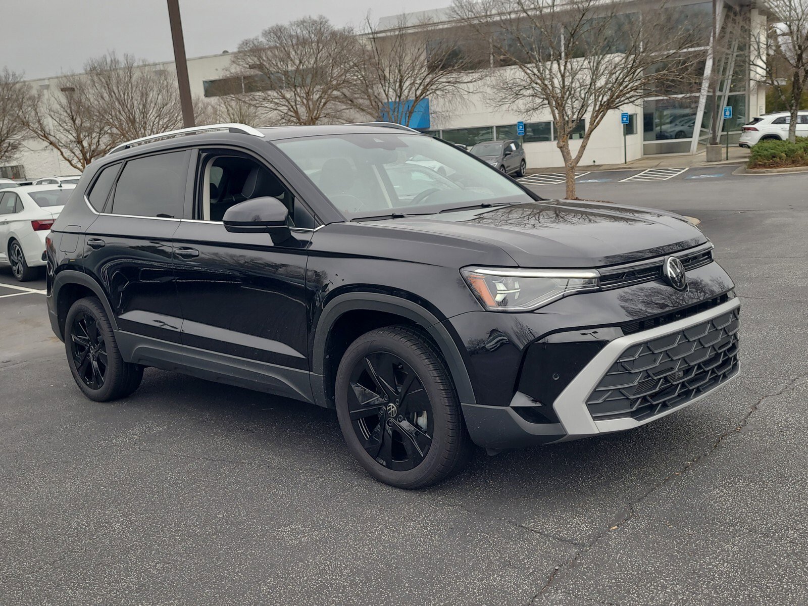 Certified 2025 Volkswagen Taos SE image 3