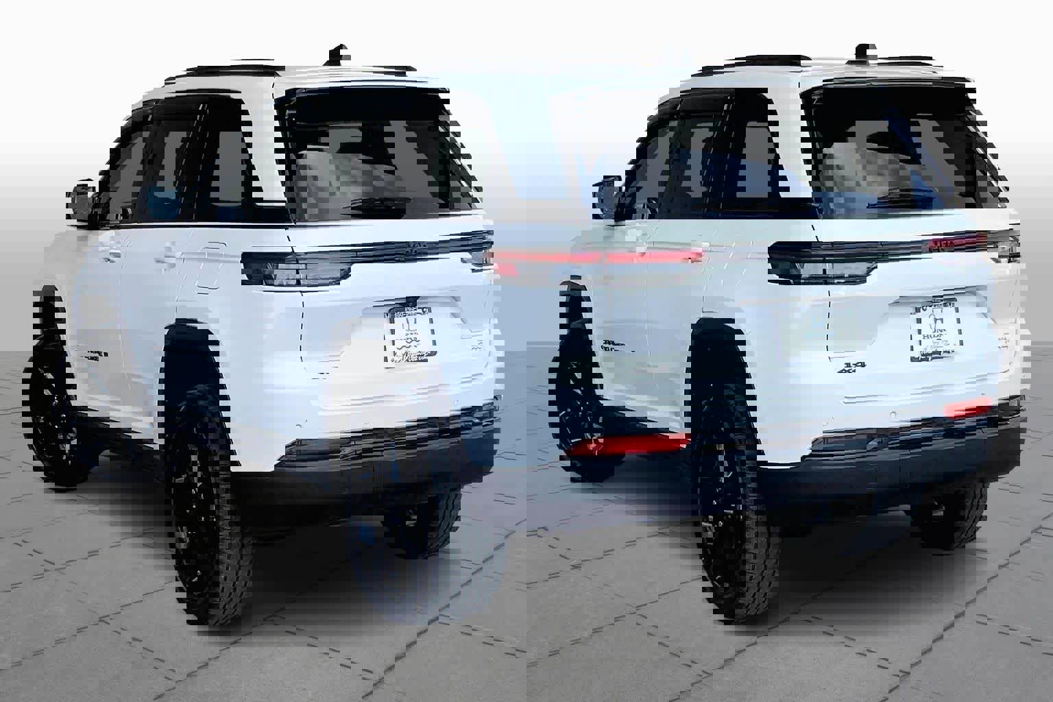 Used 2023 Jeep Grand Cherokee Altitude image 11