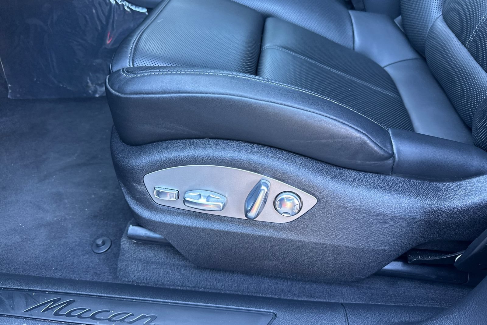 Used 2025 Porsche Macan AWD/4WD image 14