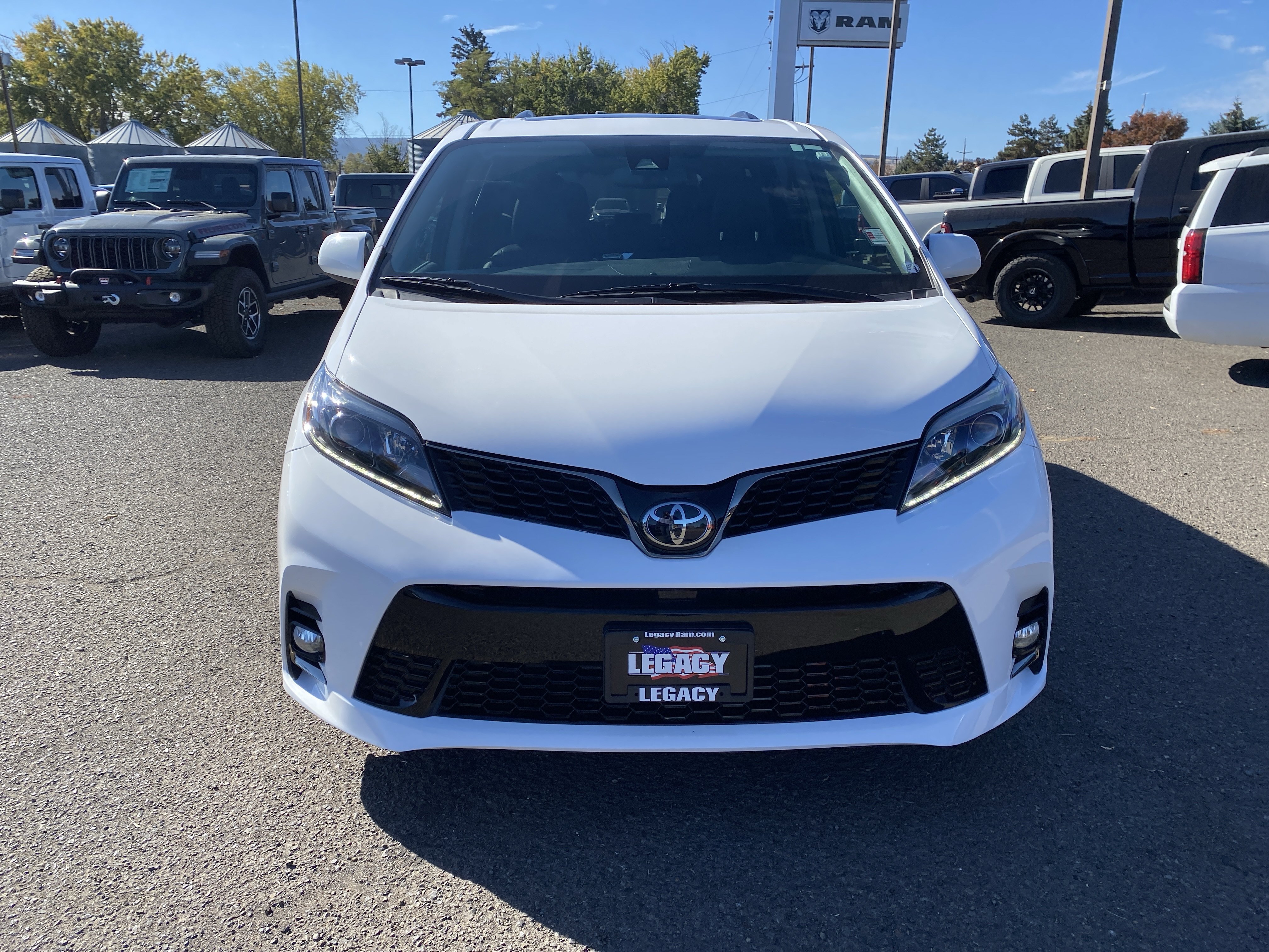 Used 2018 Toyota Sienna SE FWD image 8