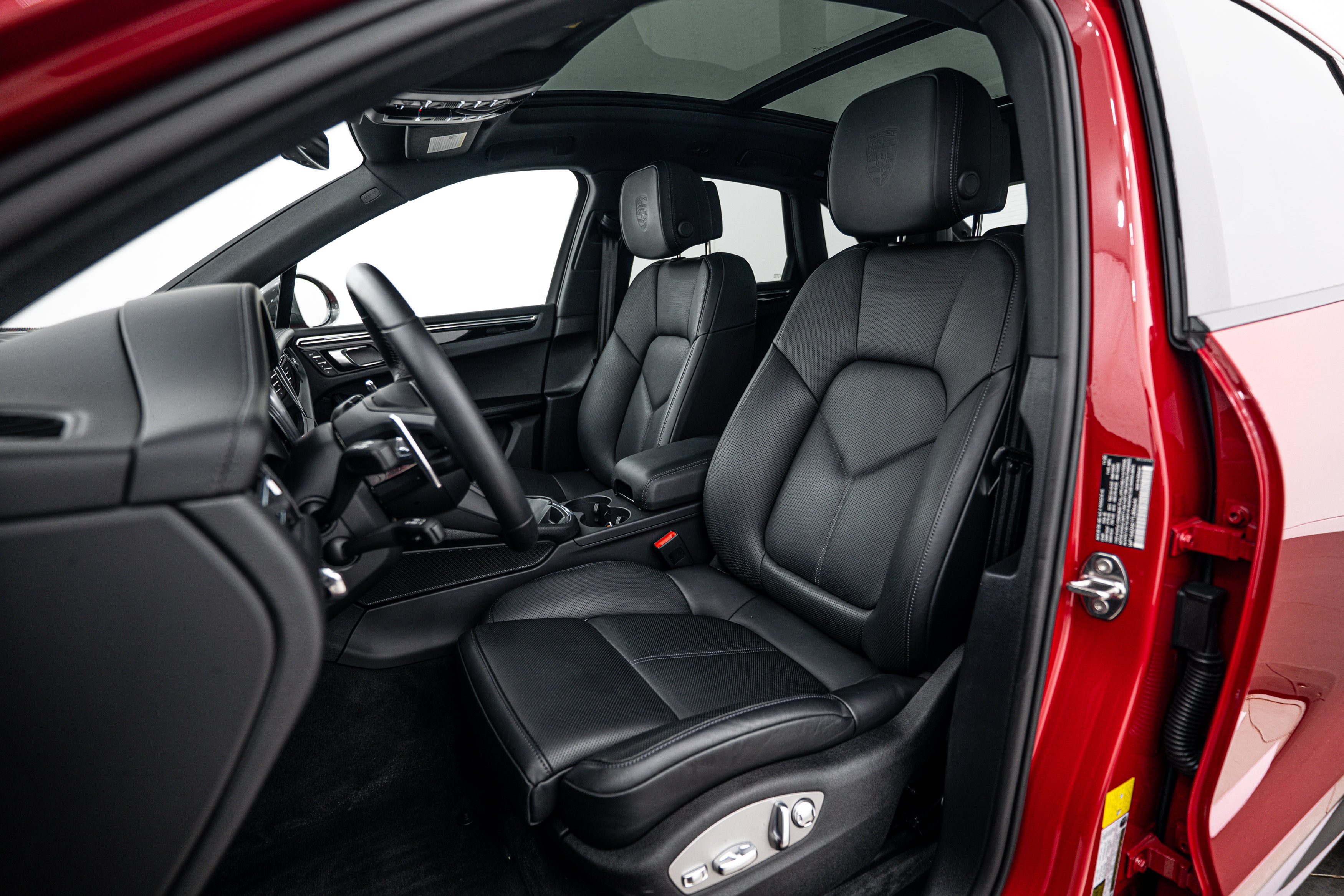 Certified 2026 Porsche Macan Turbo AWD/4WD image 5