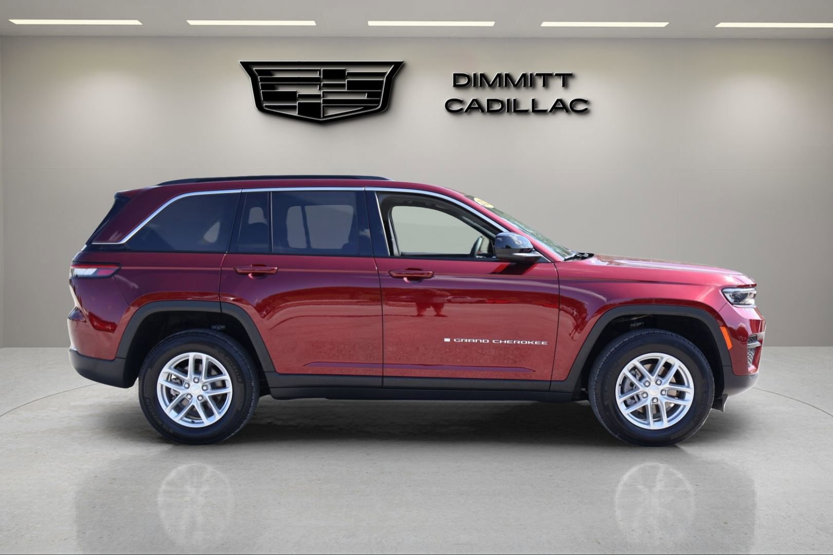 Used 2024 Jeep Grand Cherokee Laredo X AWD/4WD image 6
