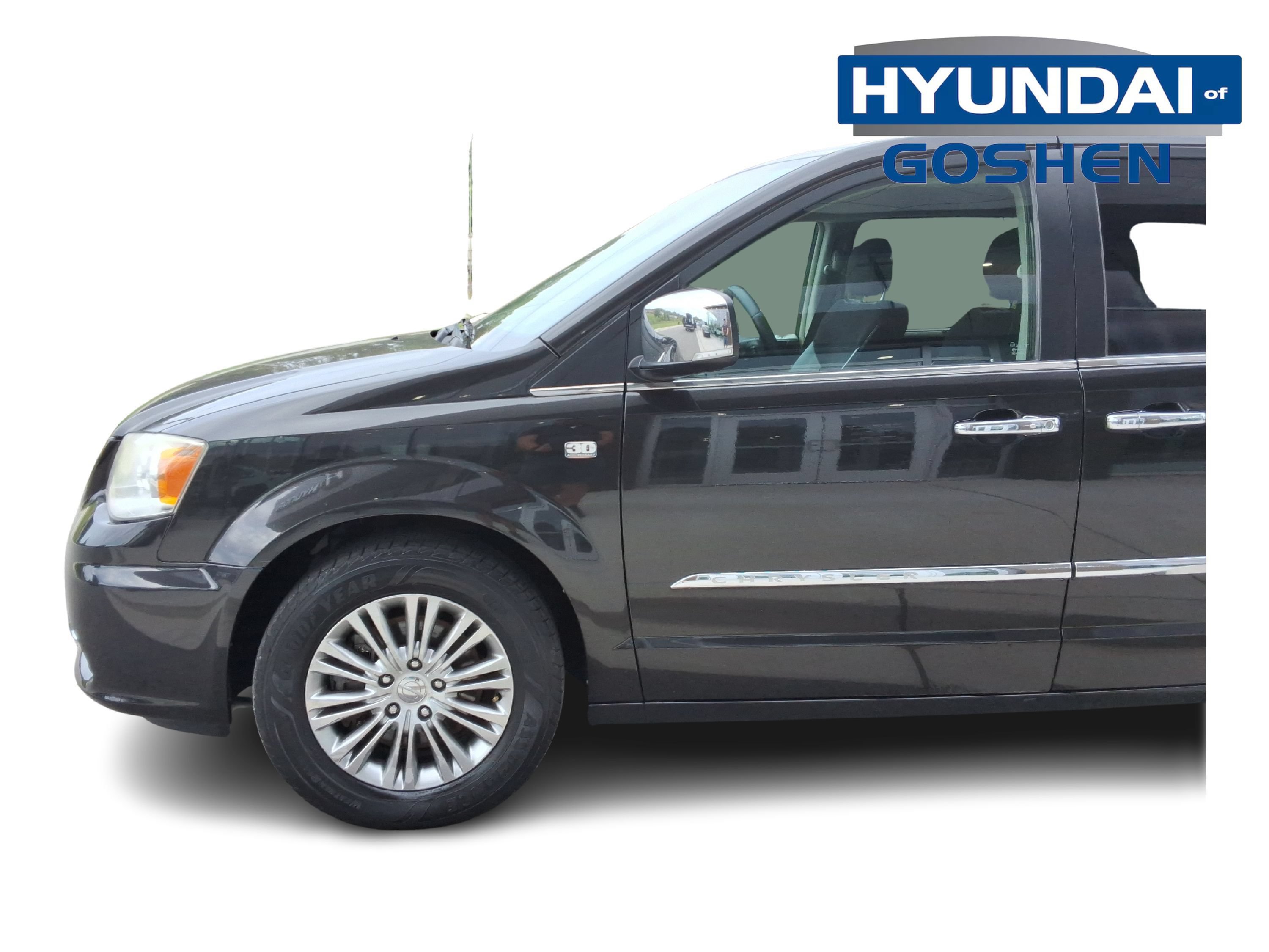 Used 2014 Chrysler Town & Country Touring-L FWD image 5
