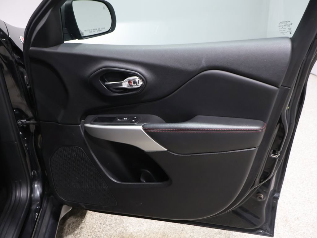 Used 2018 Jeep Cherokee Trailhawk w/ Comfort/Convenience Group image 25