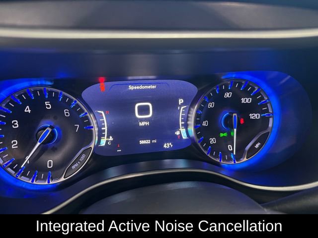 Used 2024 Chrysler Pacifica Touring-L image 2