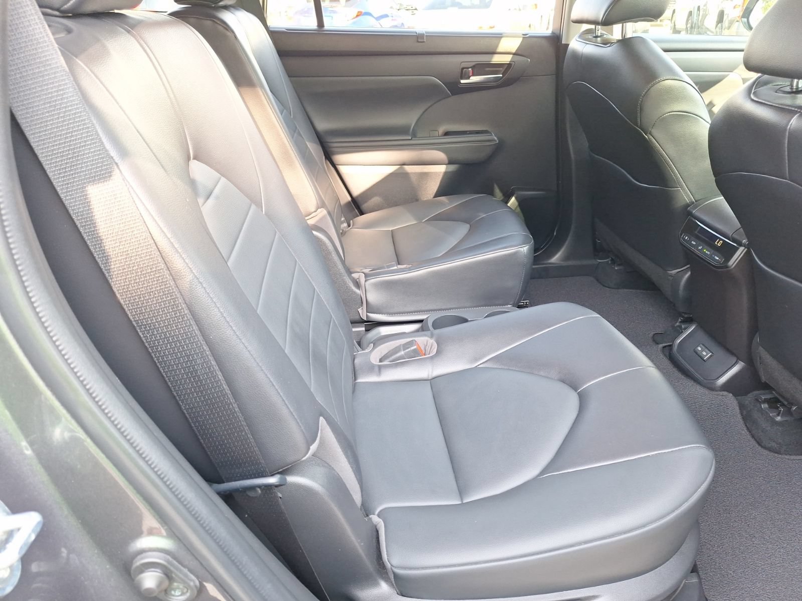 Used 2022 Toyota Highlander XLE FWD image 32