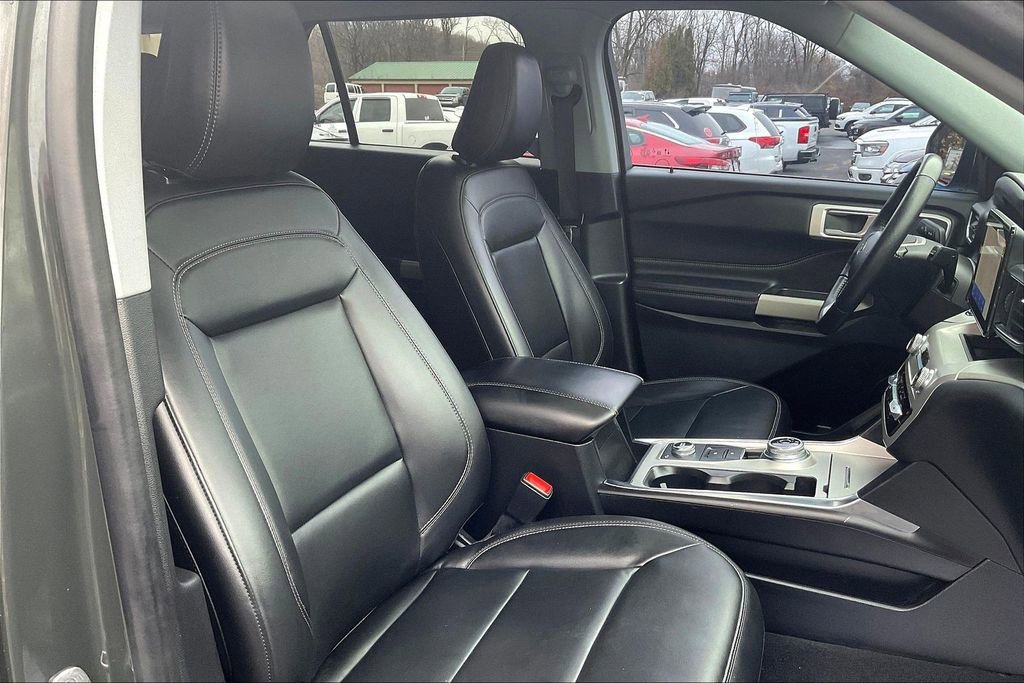 Used 2022 Ford Explorer XLT w/ Equipment Group 202A image 7