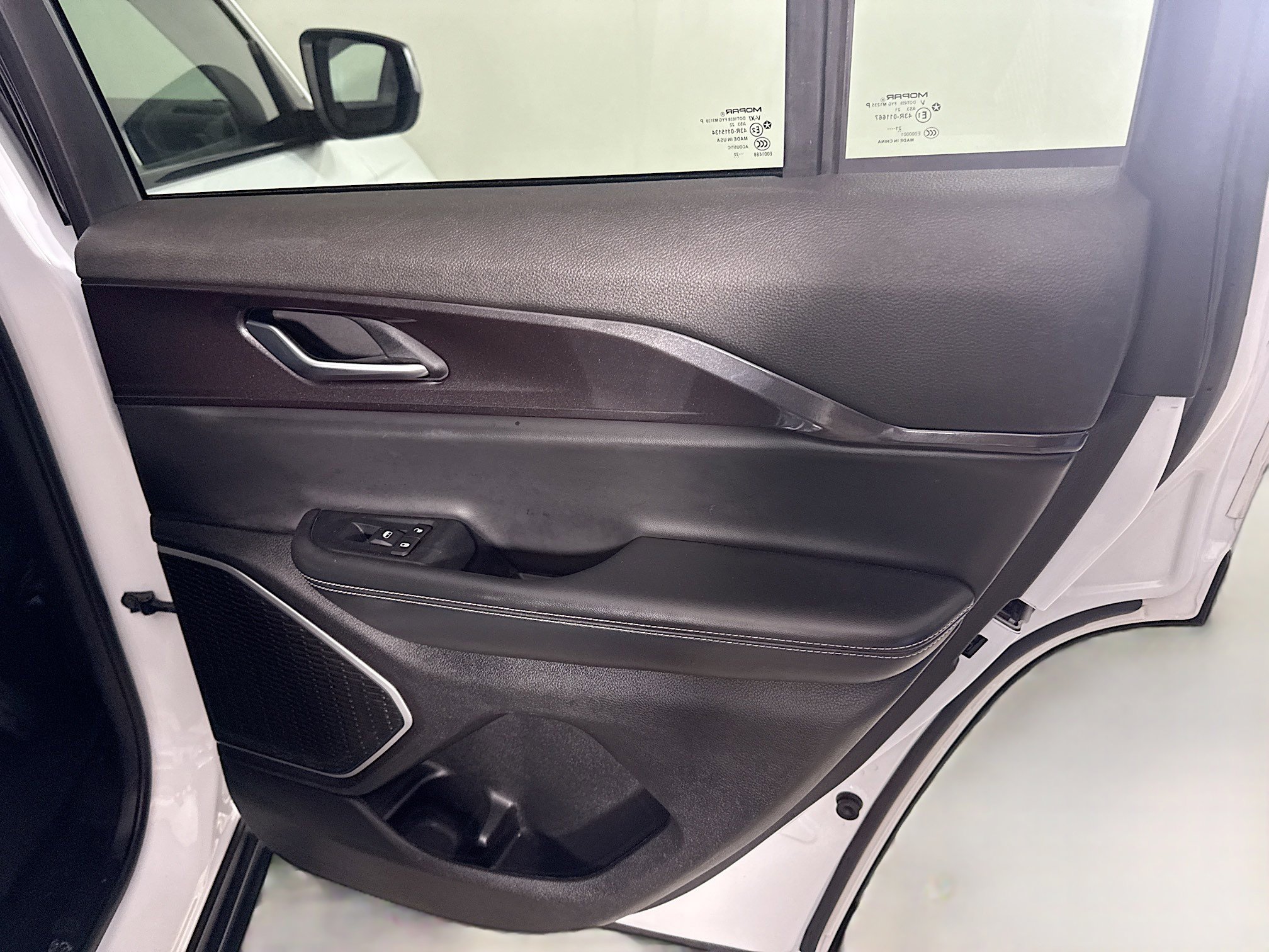 Used 2022 Jeep Grand Cherokee Laredo w/ Luxury Tech Group I image 28