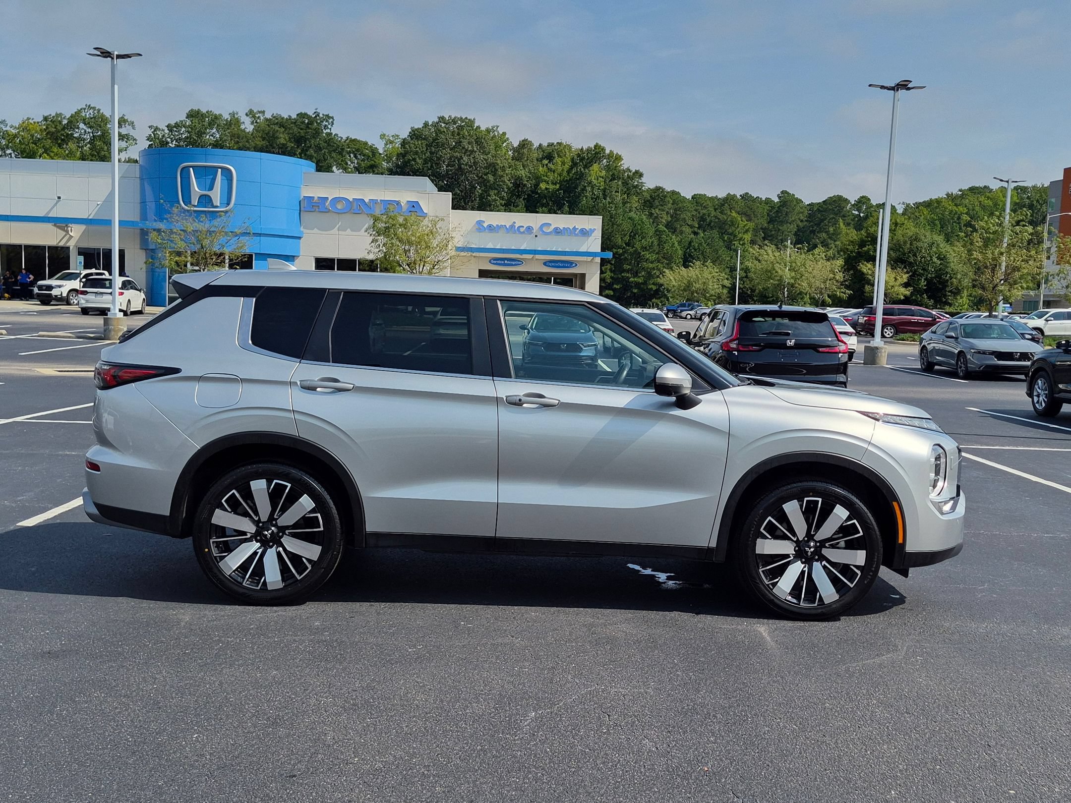 Used 2025 Mitsubishi Outlander AWD image 2