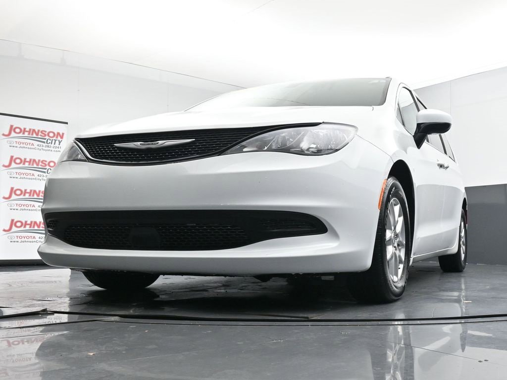 Used 2022 Chrysler Voyager LX image 34
