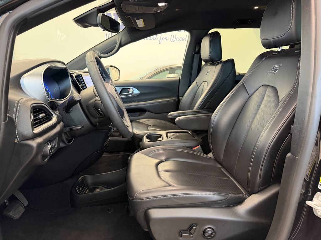 Used 2023 Chrysler Pacifica Touring-L w/ S Appearance Package AWD/4WD image 10