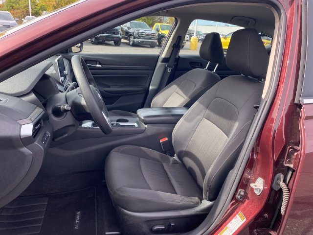 Used 2025 Nissan Altima 2.5 SV FWD image 14