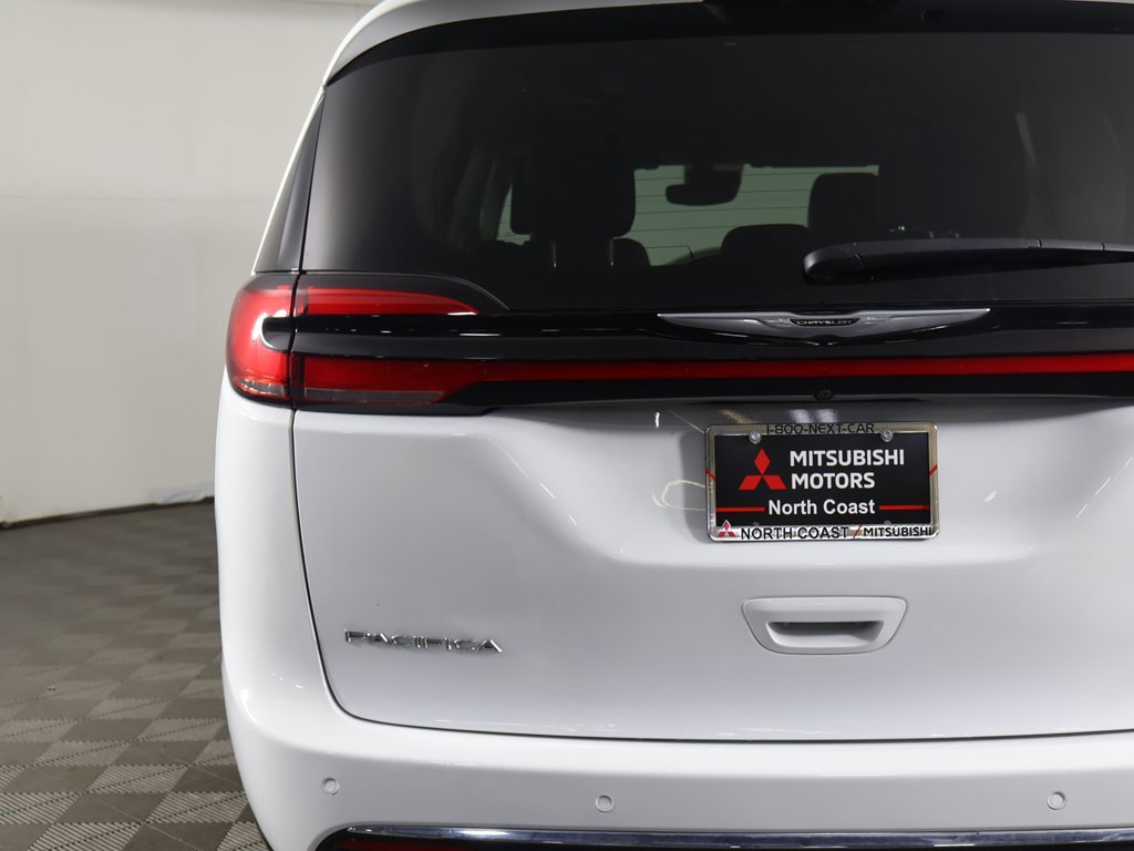 Used 2024 Chrysler Pacifica Touring-L image 15