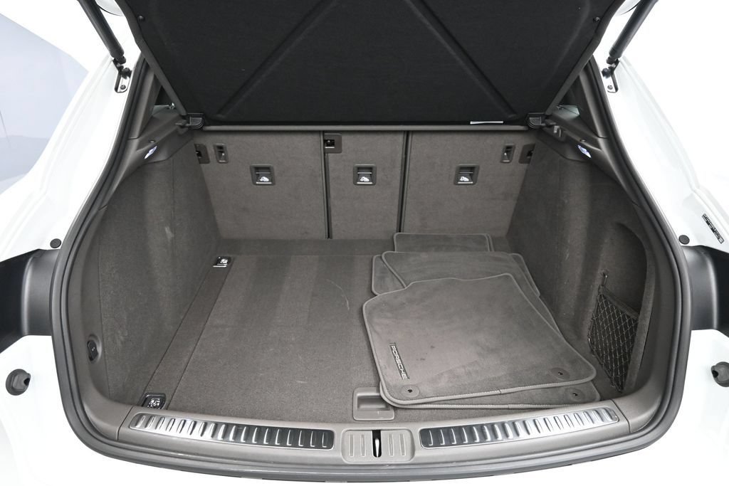 Certified 2025 Porsche Macan AWD/4WD image 28