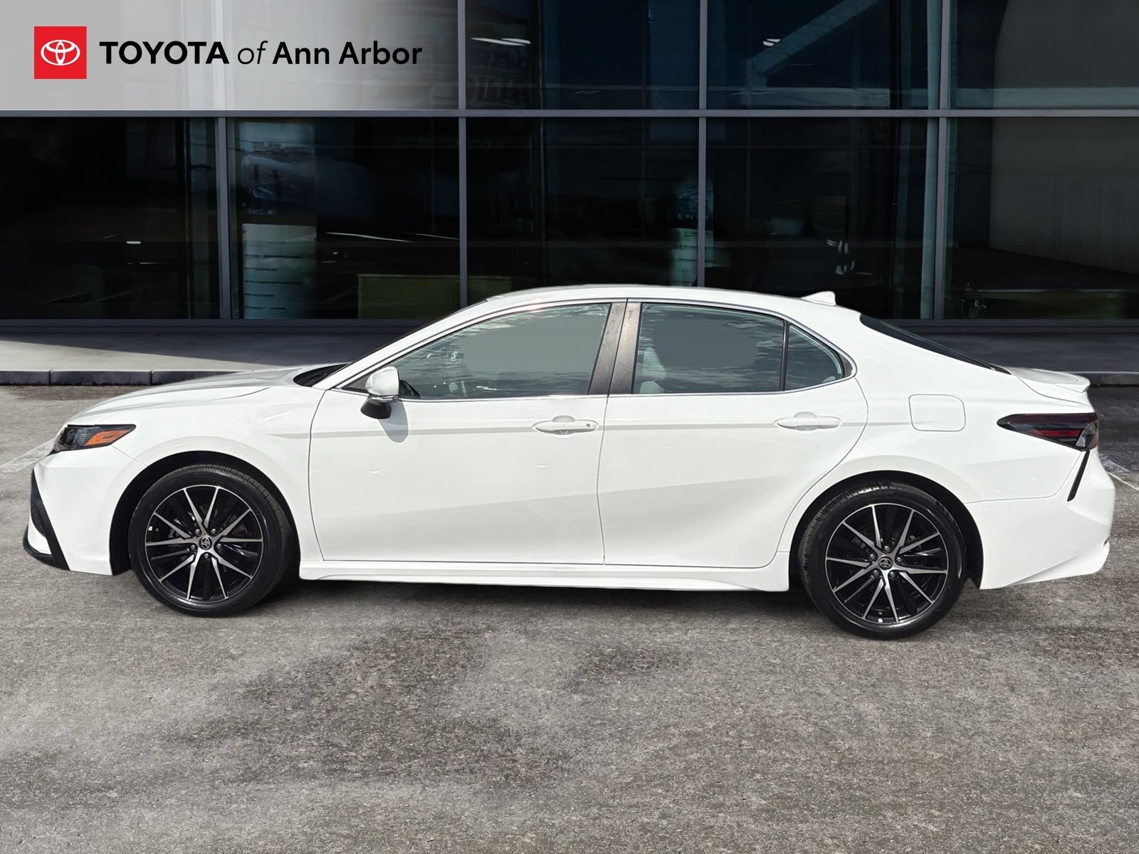 Used 2024 Toyota Camry SE FWD image 8