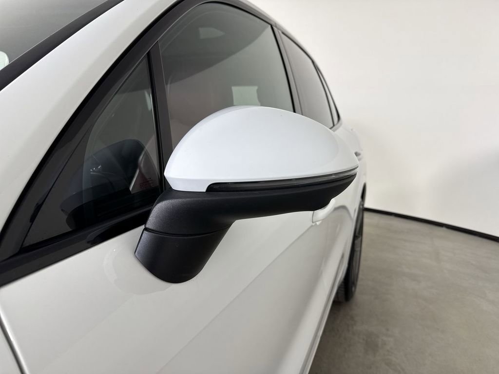 Certified 2022 Porsche Cayenne Platinum Edition image 12