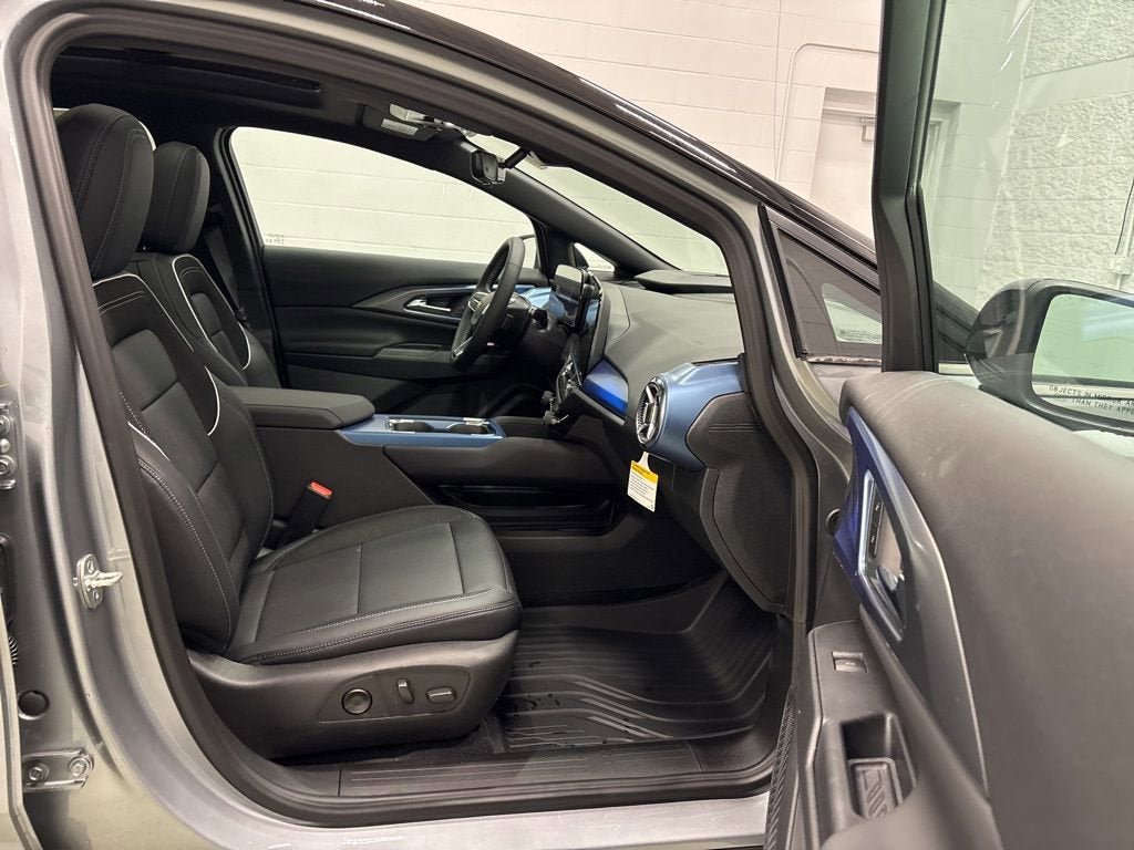 New 2026 Chevrolet Equinox EV LT w/ Convenience Package II AWD/4WD image 32