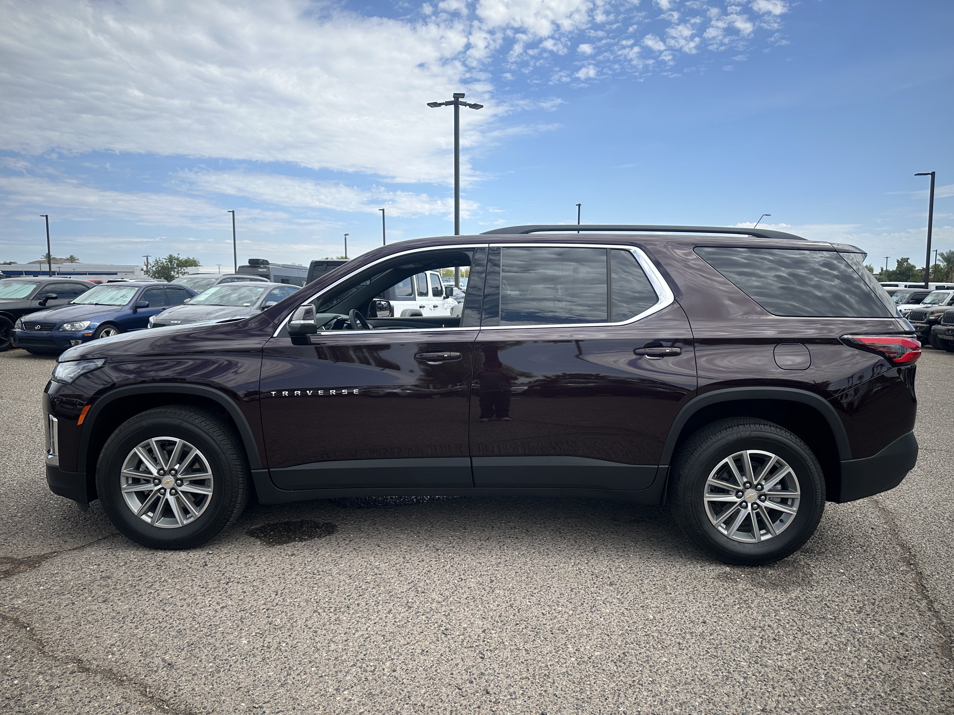Used 2023 Chevrolet Traverse LT FWD image 3