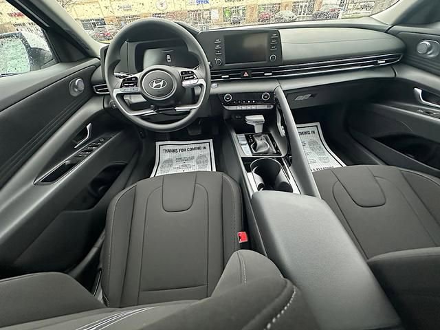 Used 2025 Hyundai Elantra Blue image 11
