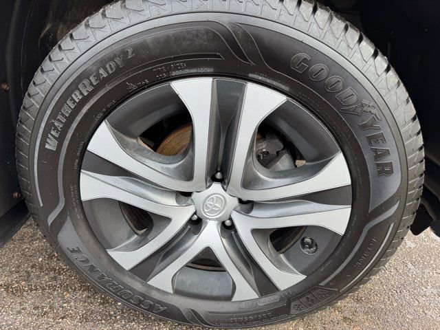 Used 2017 Toyota RAV4 LE AWD/4WD image 32