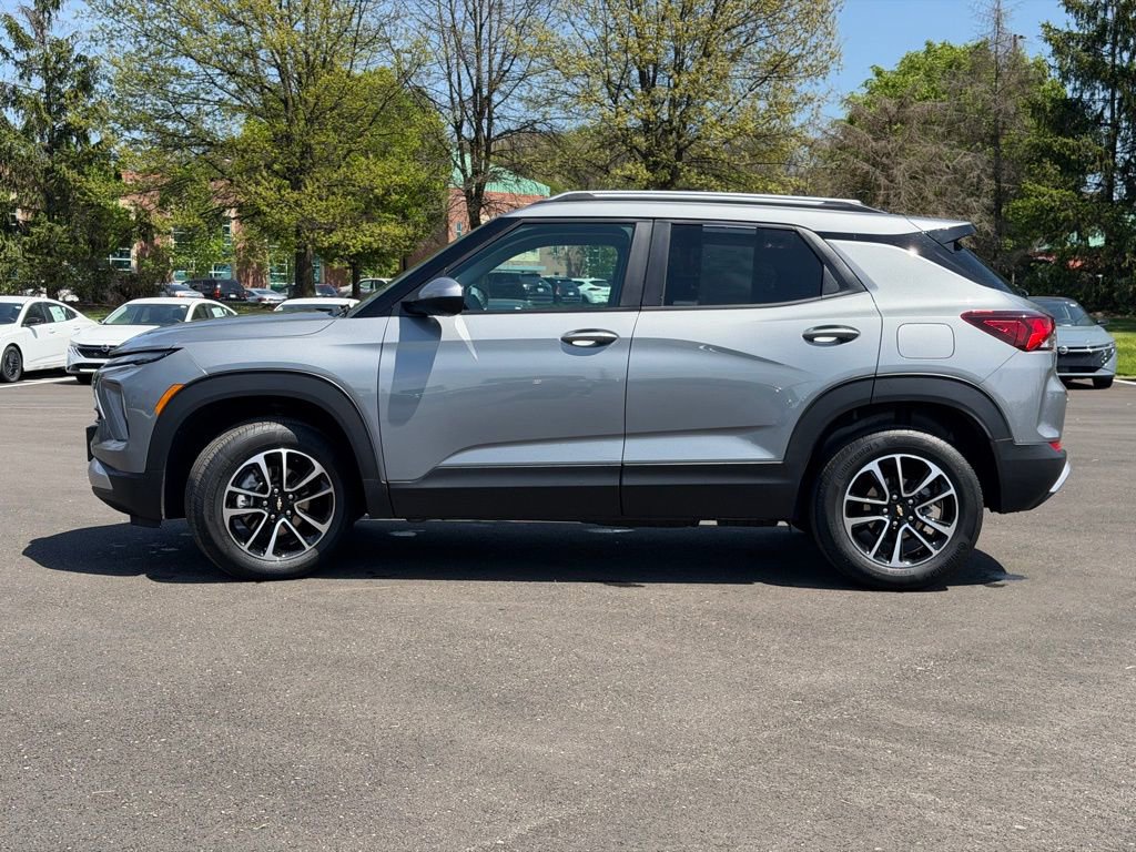 Used 2025 Chevrolet TrailBlazer LT image 3