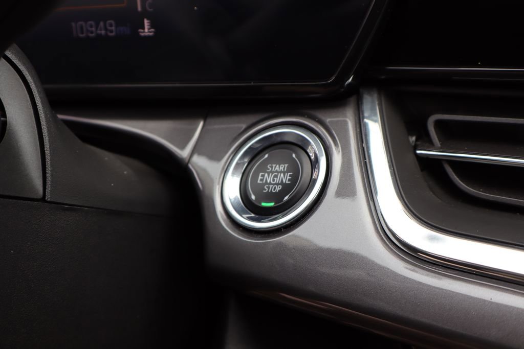 Used 2025 Chevrolet Trax ACTIV w/ Sunroof Package FWD image 17