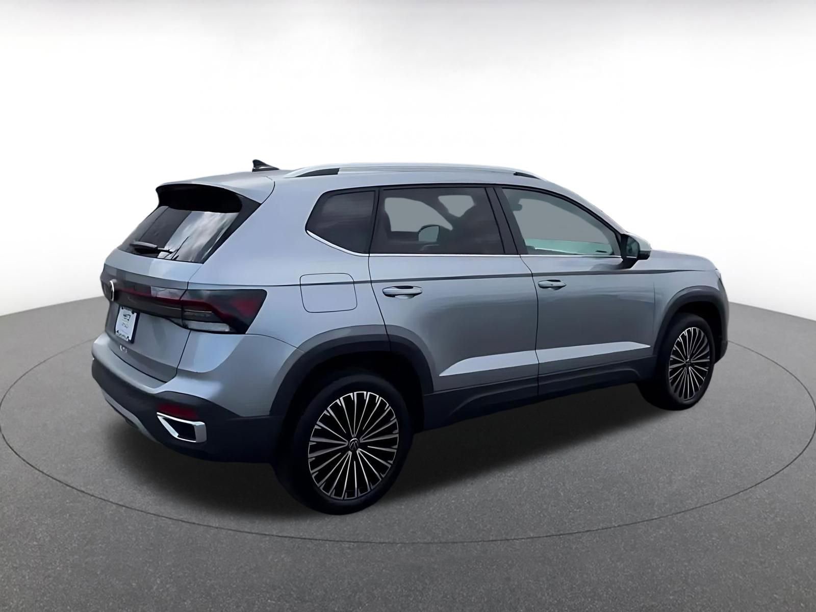 Used 2025 Volkswagen Taos SE FWD image 12