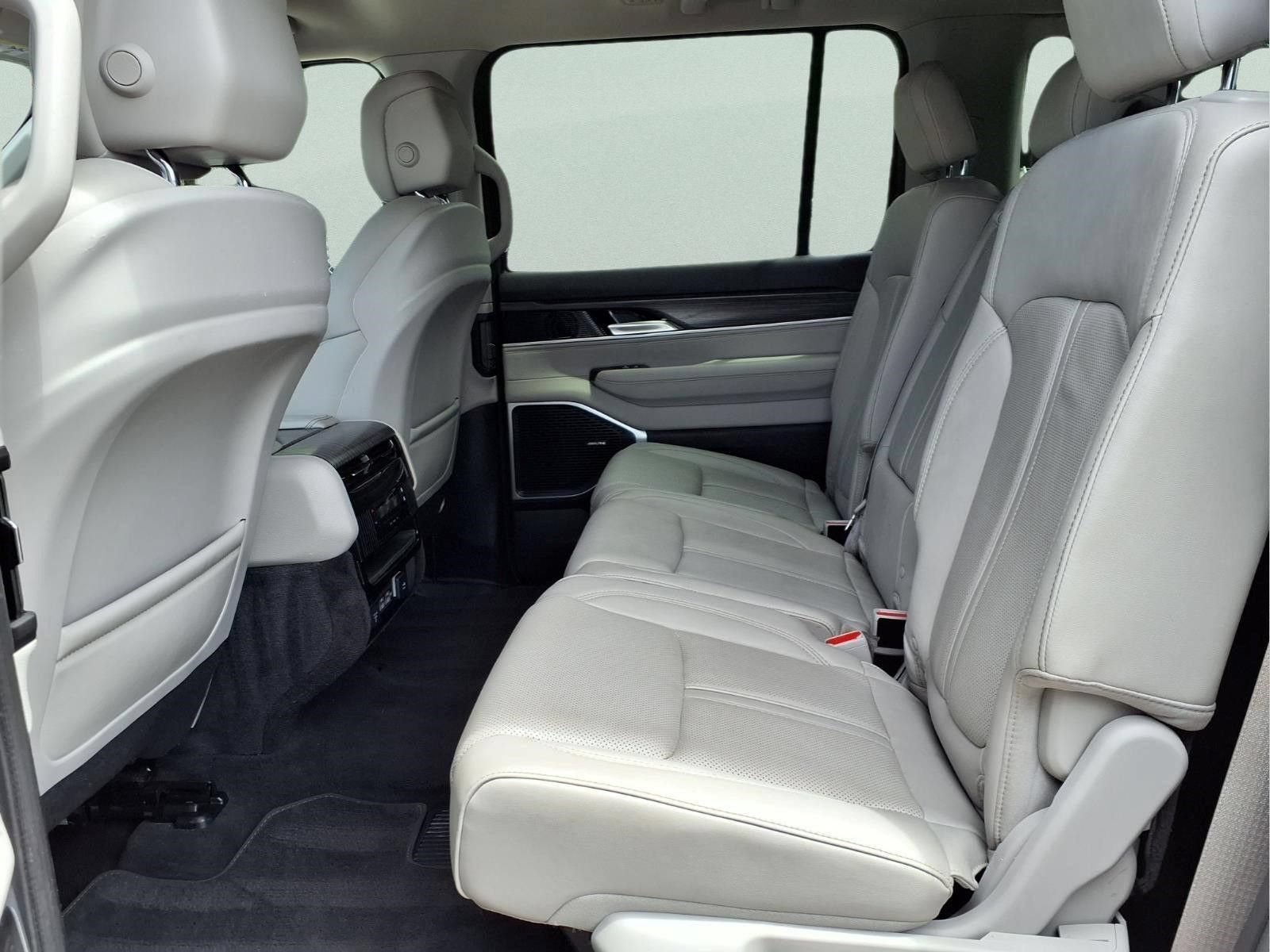 Used 2024 Jeep Wagoneer L Series II RWD image 11