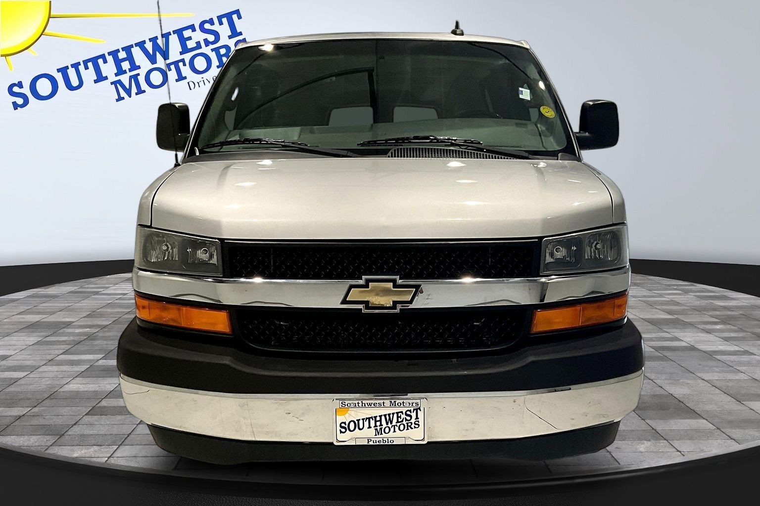 Used 2018 Chevrolet Express 3500 LT w/ LT Preferred Equipment Group RWD image 2