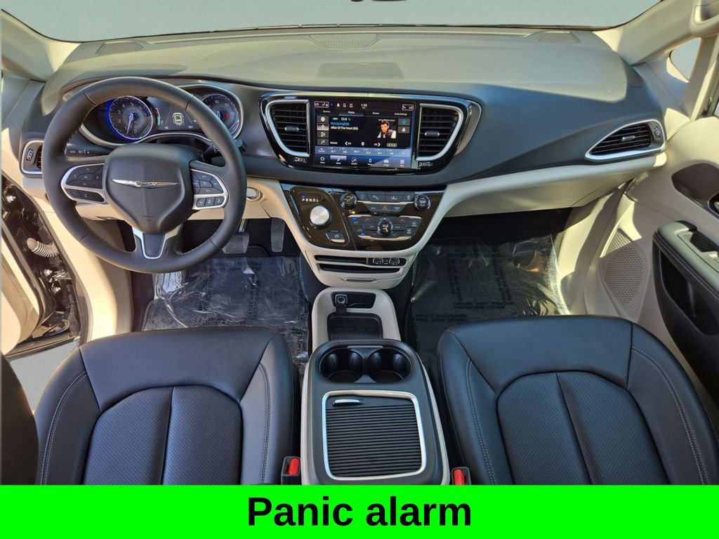 Used 2024 Chrysler Pacifica Touring-L image 18