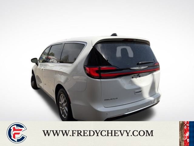 Used 2023 Chrysler Pacifica Touring-L image 7