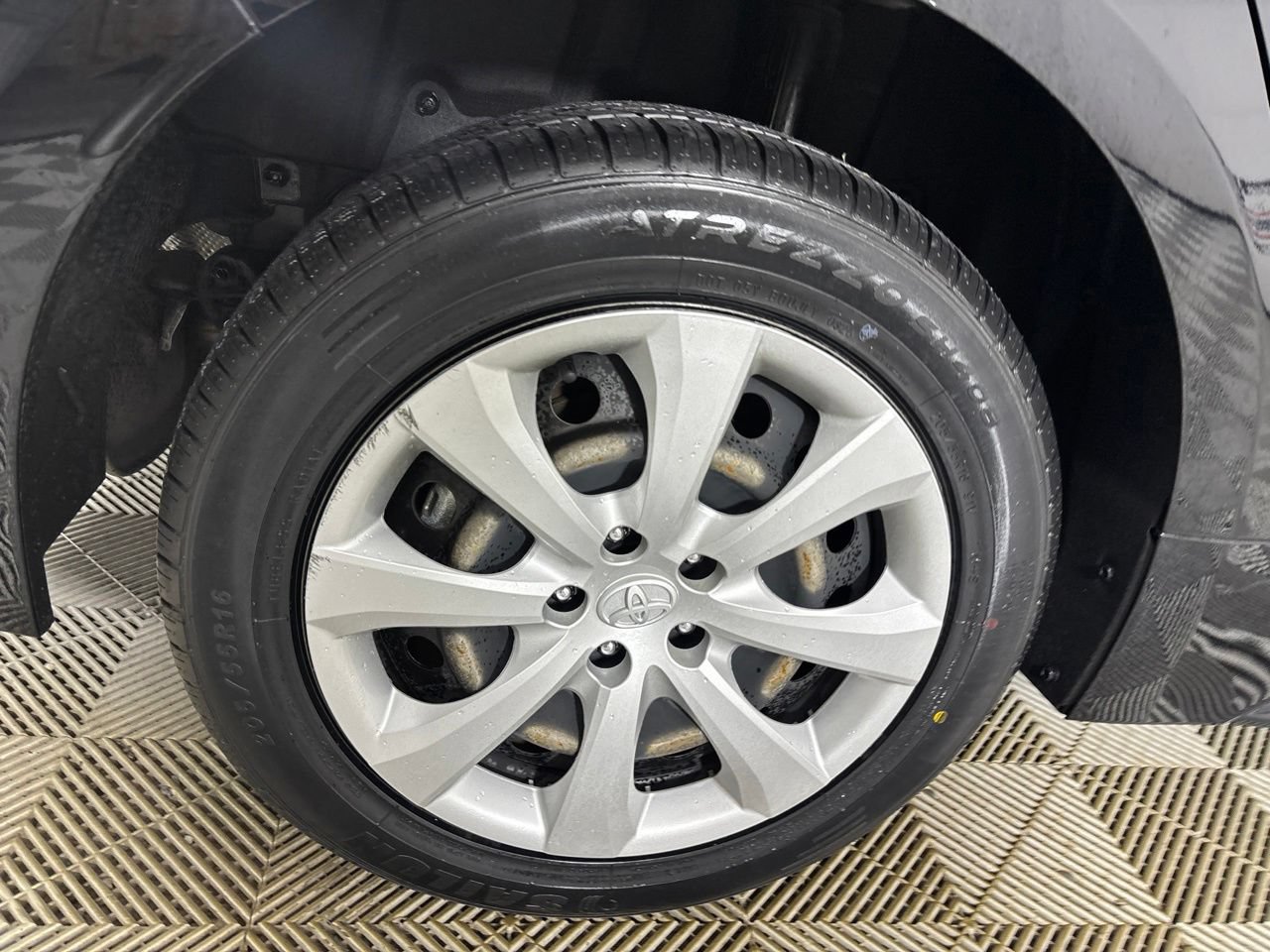 Used 2024 Toyota Corolla LE FWD image 32