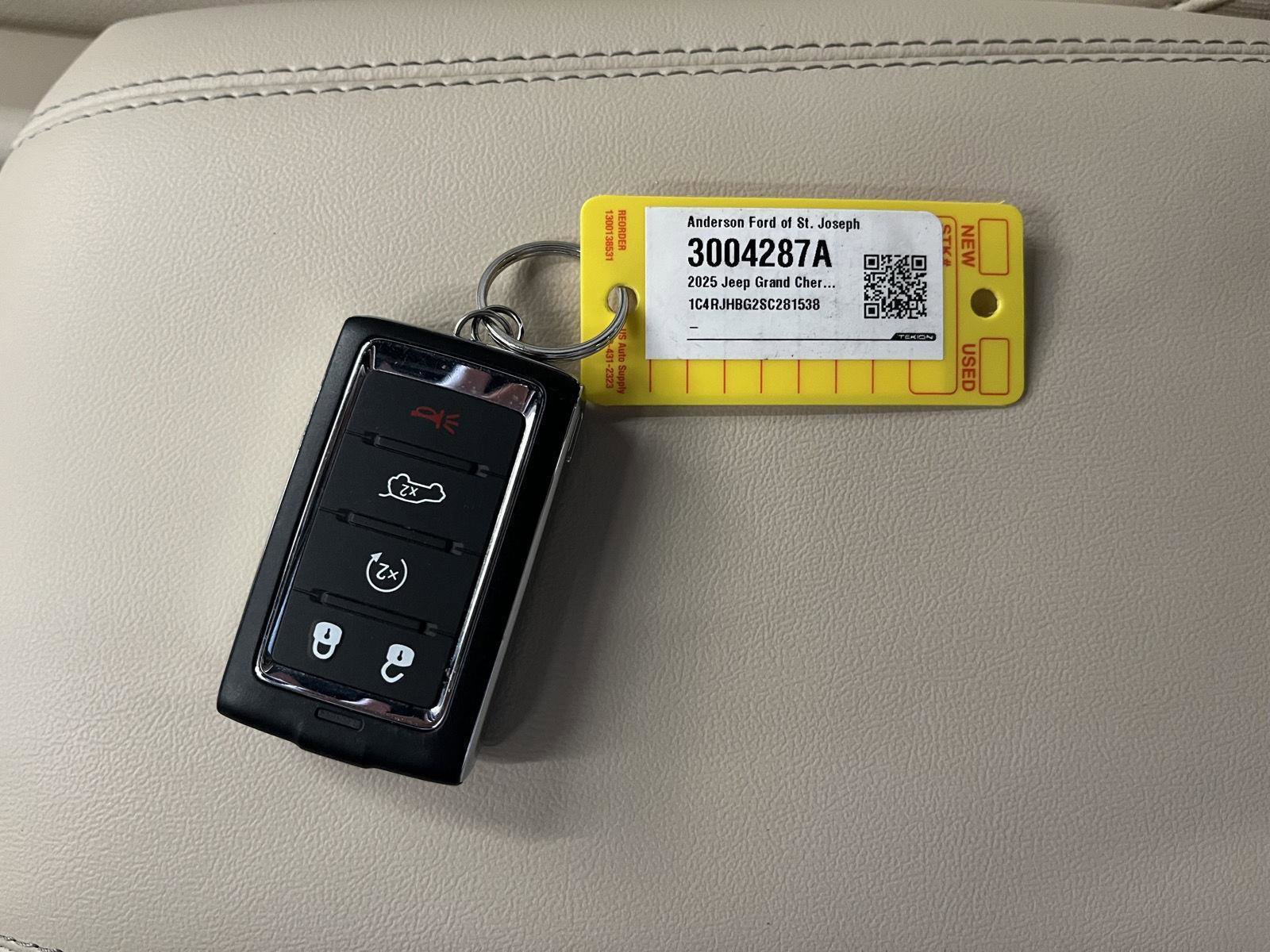 Used 2025 Jeep Grand Cherokee Limited w/ Luxury Tech Group II AWD/4WD image 29