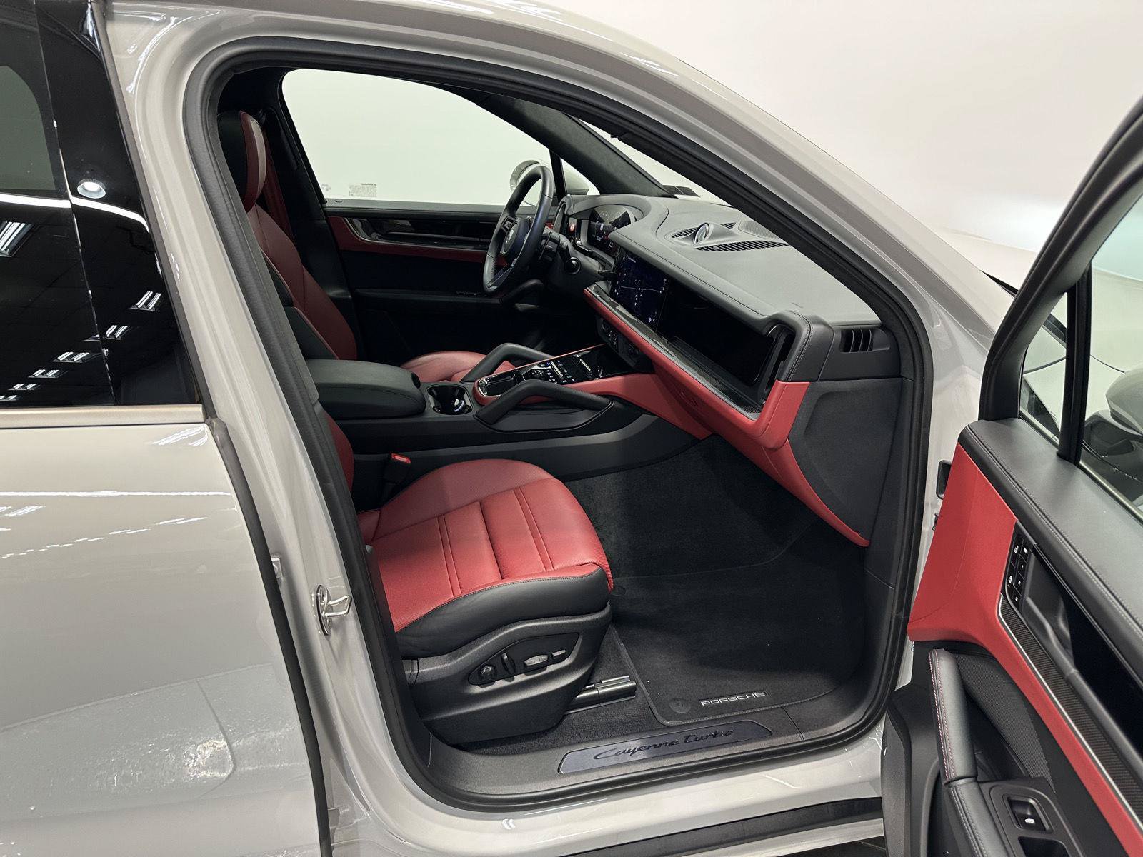 Certified 2025 Porsche Cayenne Turbo AWD/4WD image 45