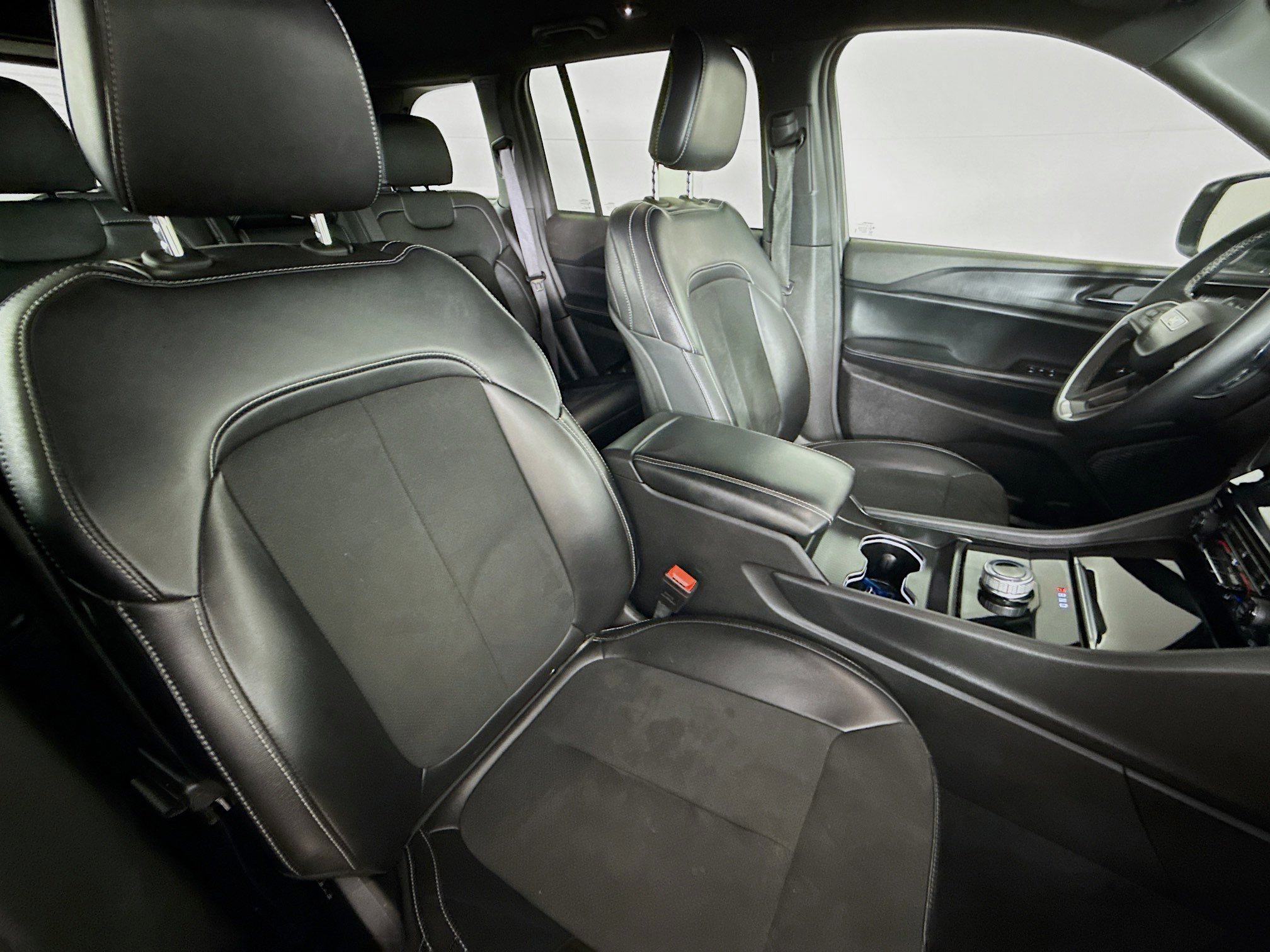 Used 2024 Jeep Grand Cherokee Altitude image 34