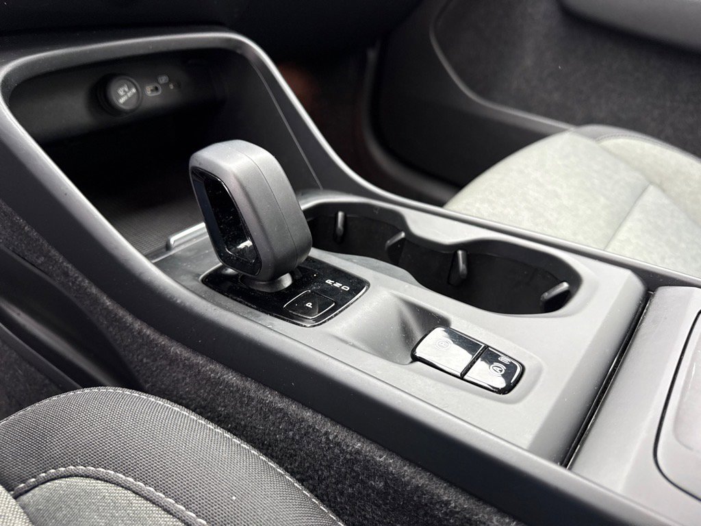 Used 2023 Volvo XC40 B5 Core image 24