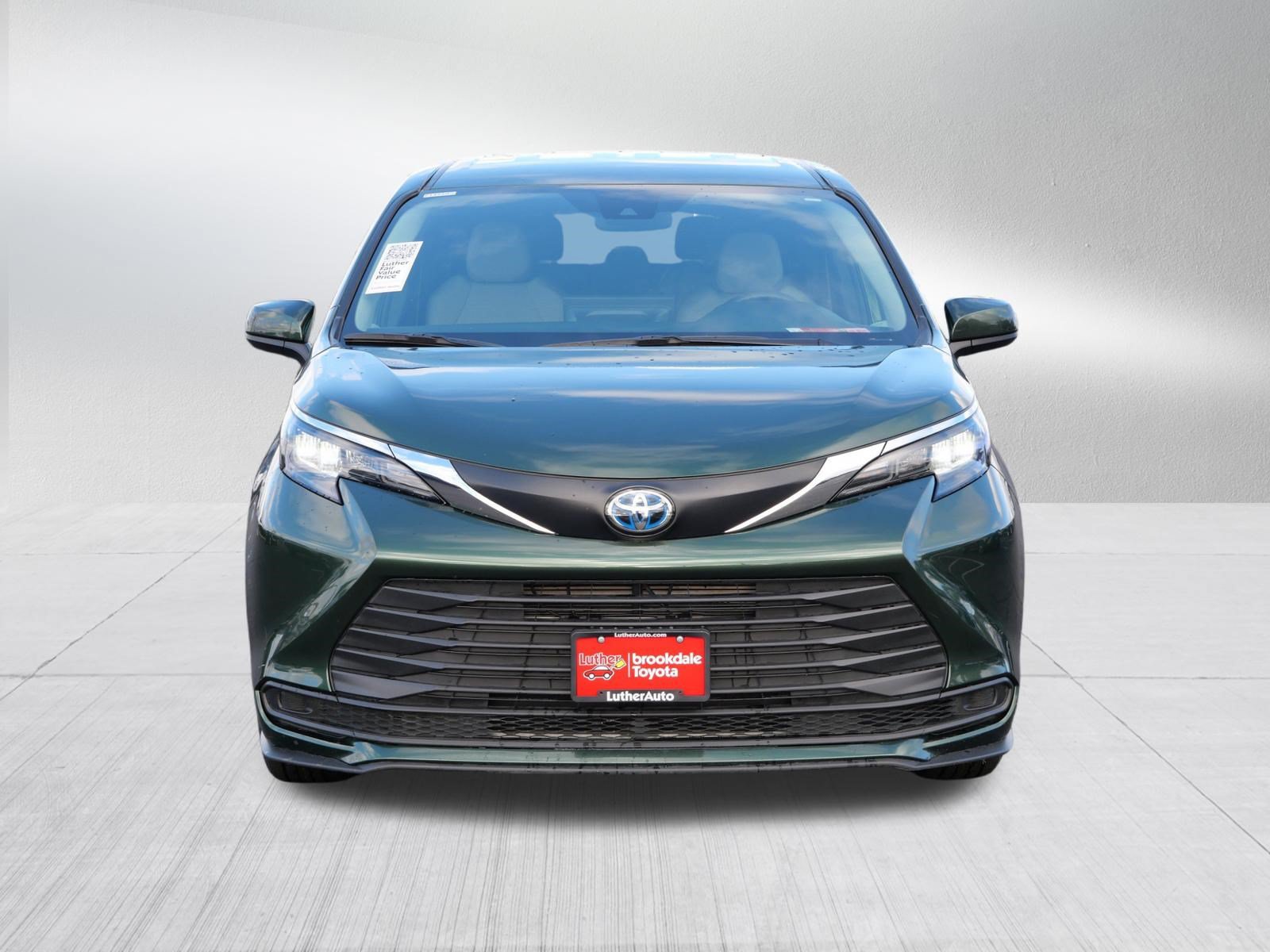 Certified 2025 Toyota Sienna LE AWD/4WD image 3