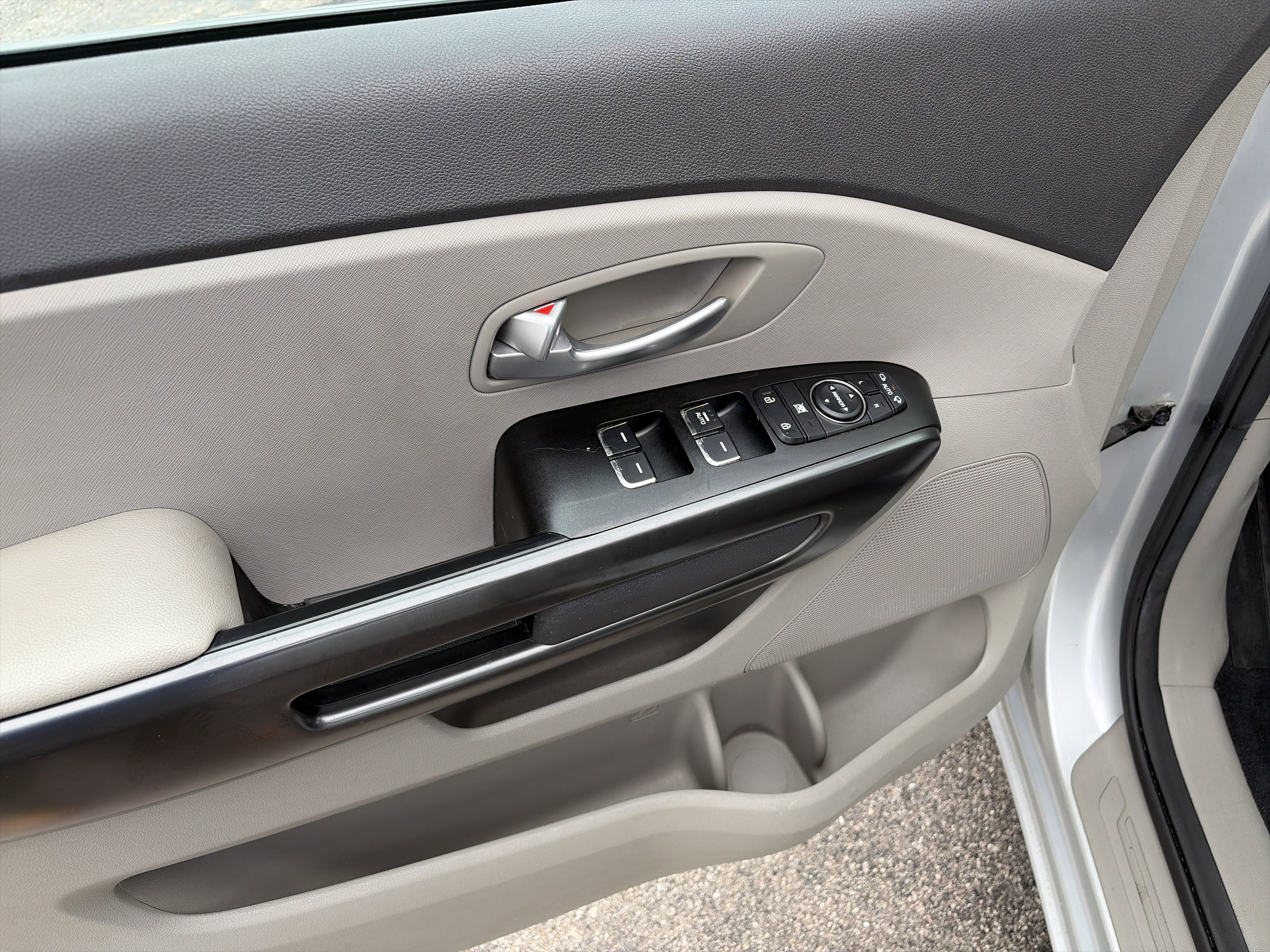 Used 2017 Kia Sedona LX w/ LX Essentials Premium Package FWD image 11