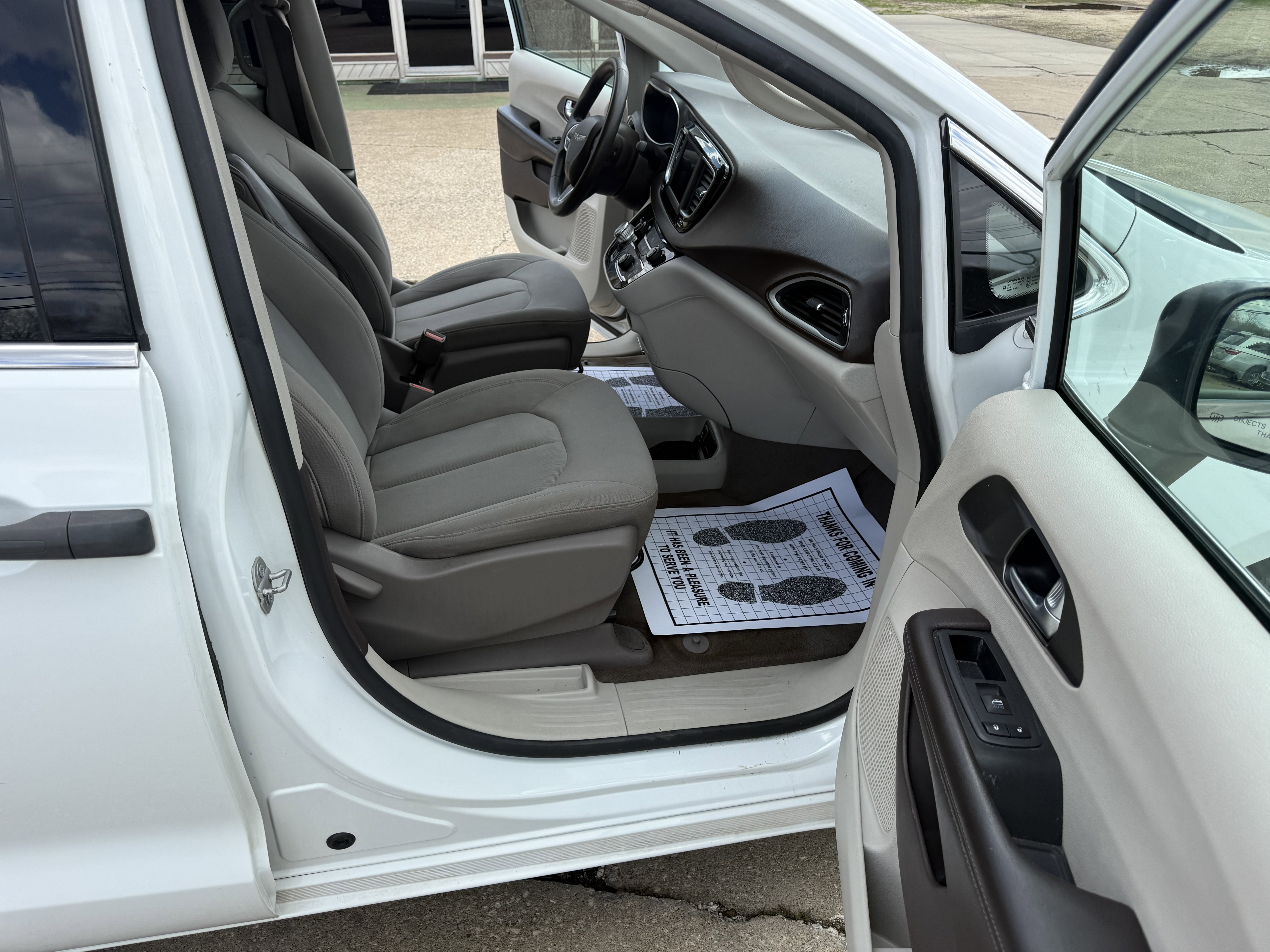 Used 2020 Chrysler Voyager L image 12