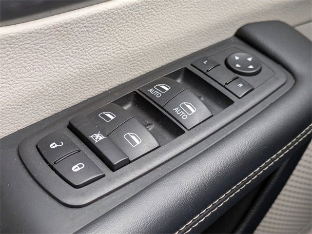 Certified 2024 Chrysler Pacifica Select image 29