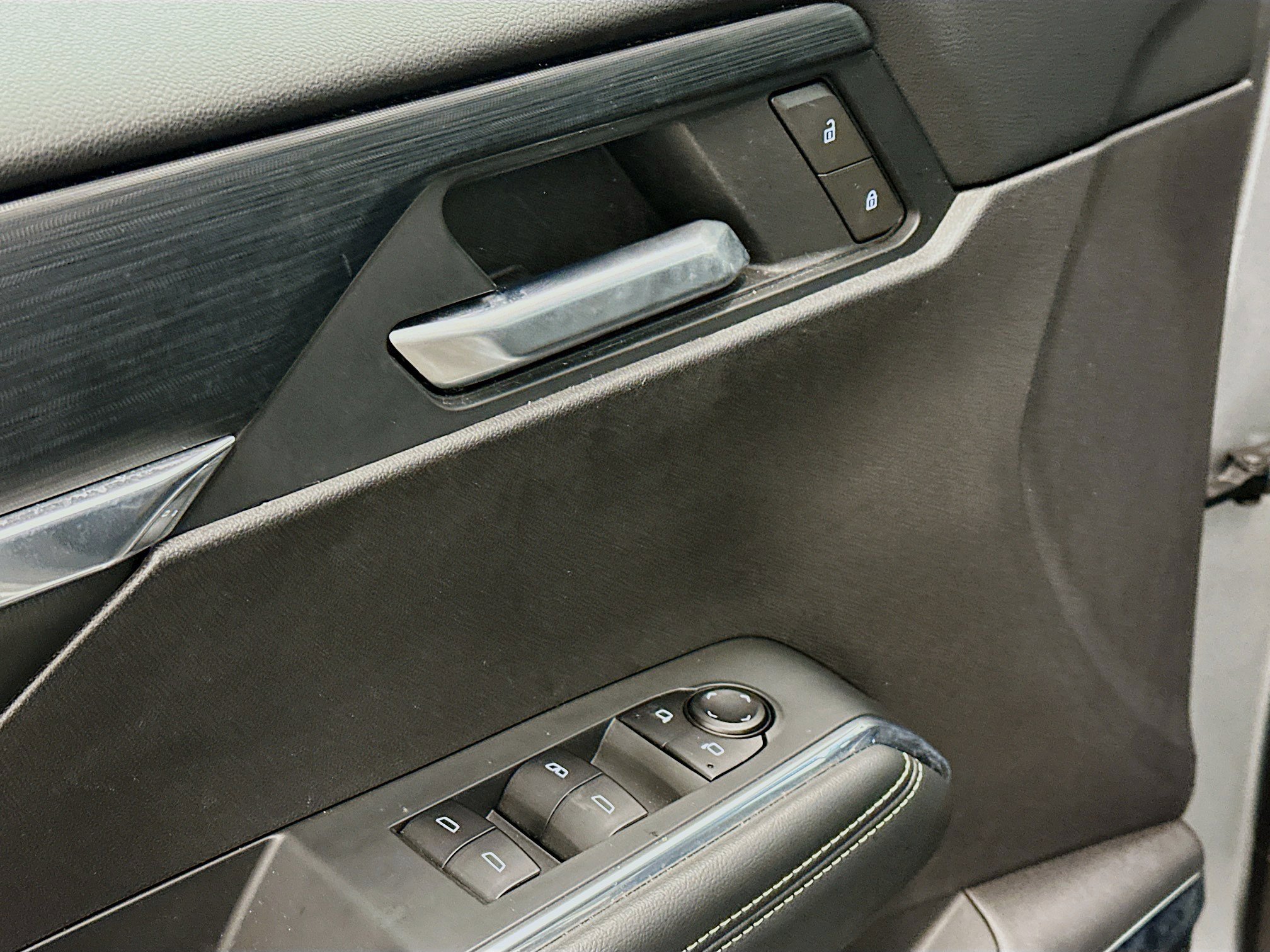 Used 2025 GMC Acadia Elevation image 15