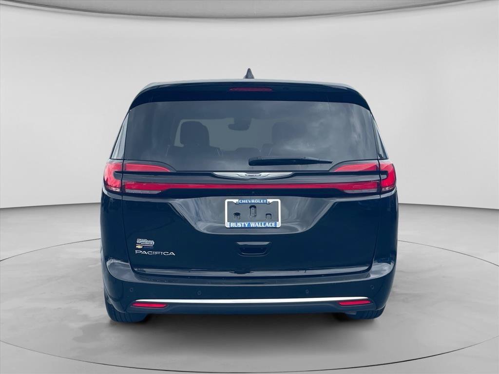 Used 2024 Chrysler Pacifica Touring-L FWD image 6