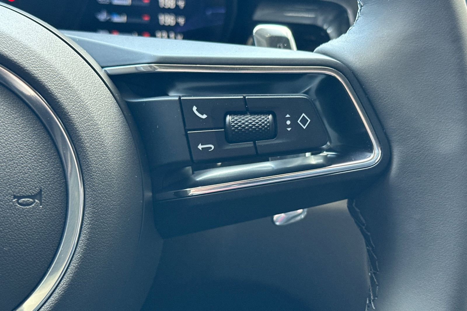 Certified 2025 Porsche Macan image 31