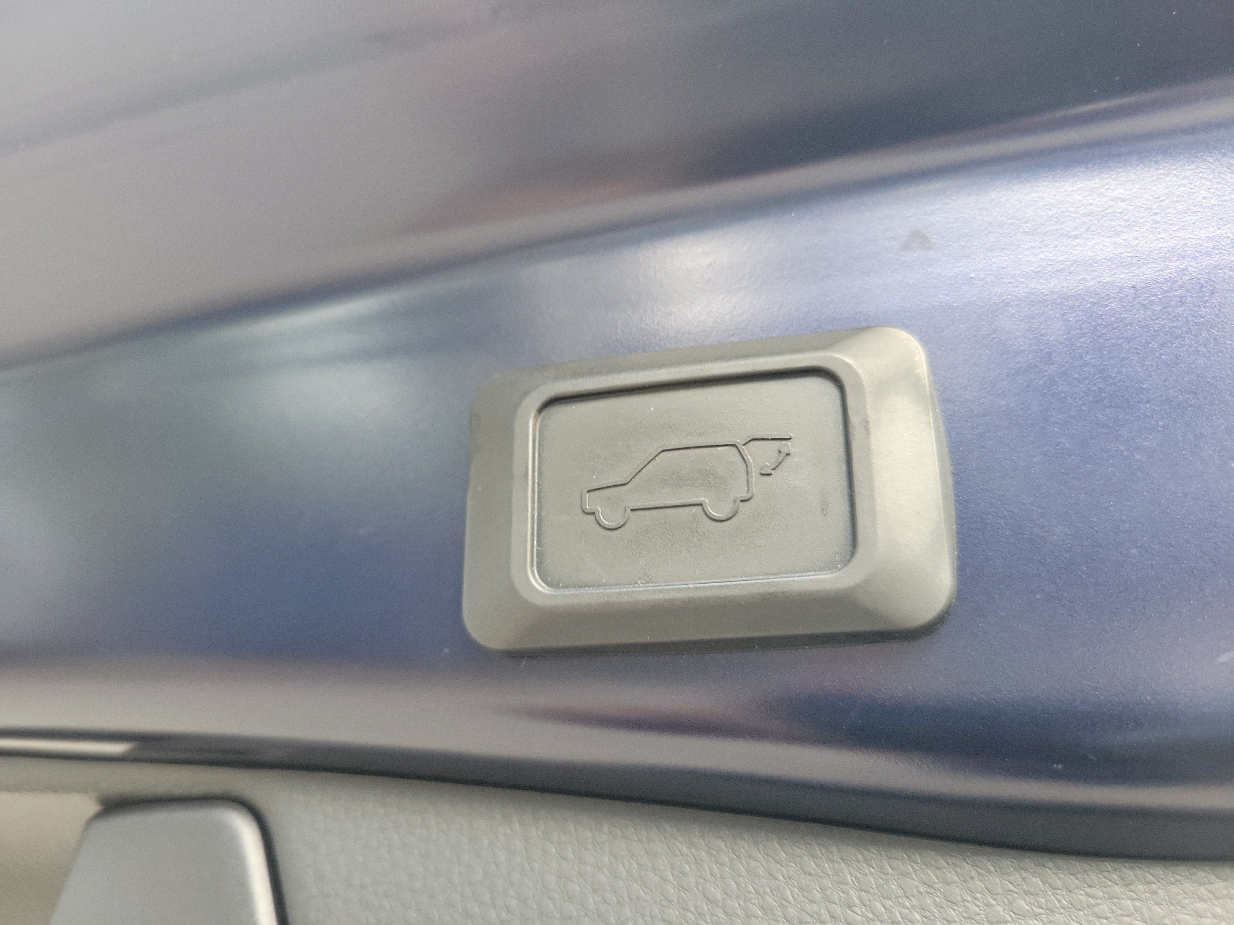 Used 2019 Toyota RAV4 XLE Premium FWD image 12