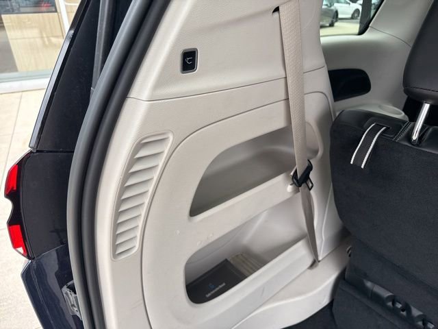 Used 2023 Chrysler Pacifica Touring-L image 34