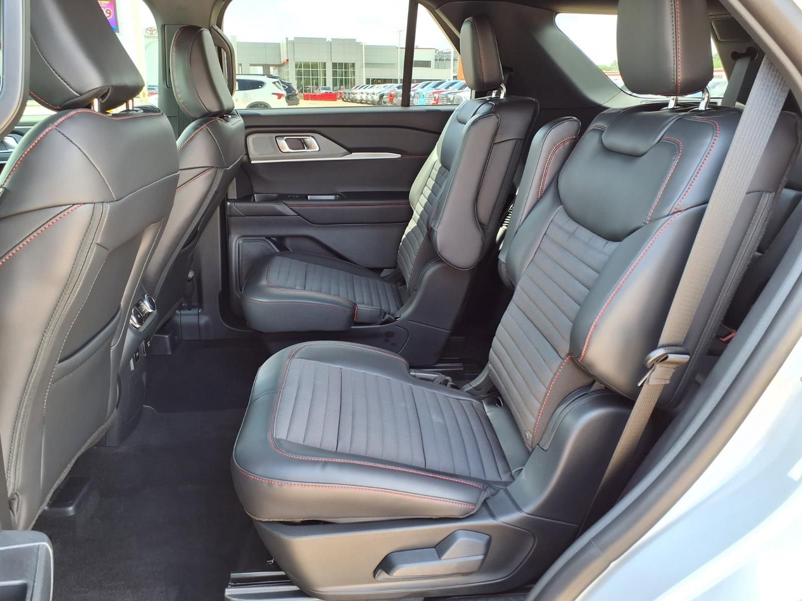 Used 2026 Ford Explorer ST-Line w/ ST-Line Street Pack RWD image 18
