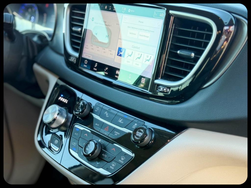 Used 2024 Chrysler Pacifica Touring-L image 18